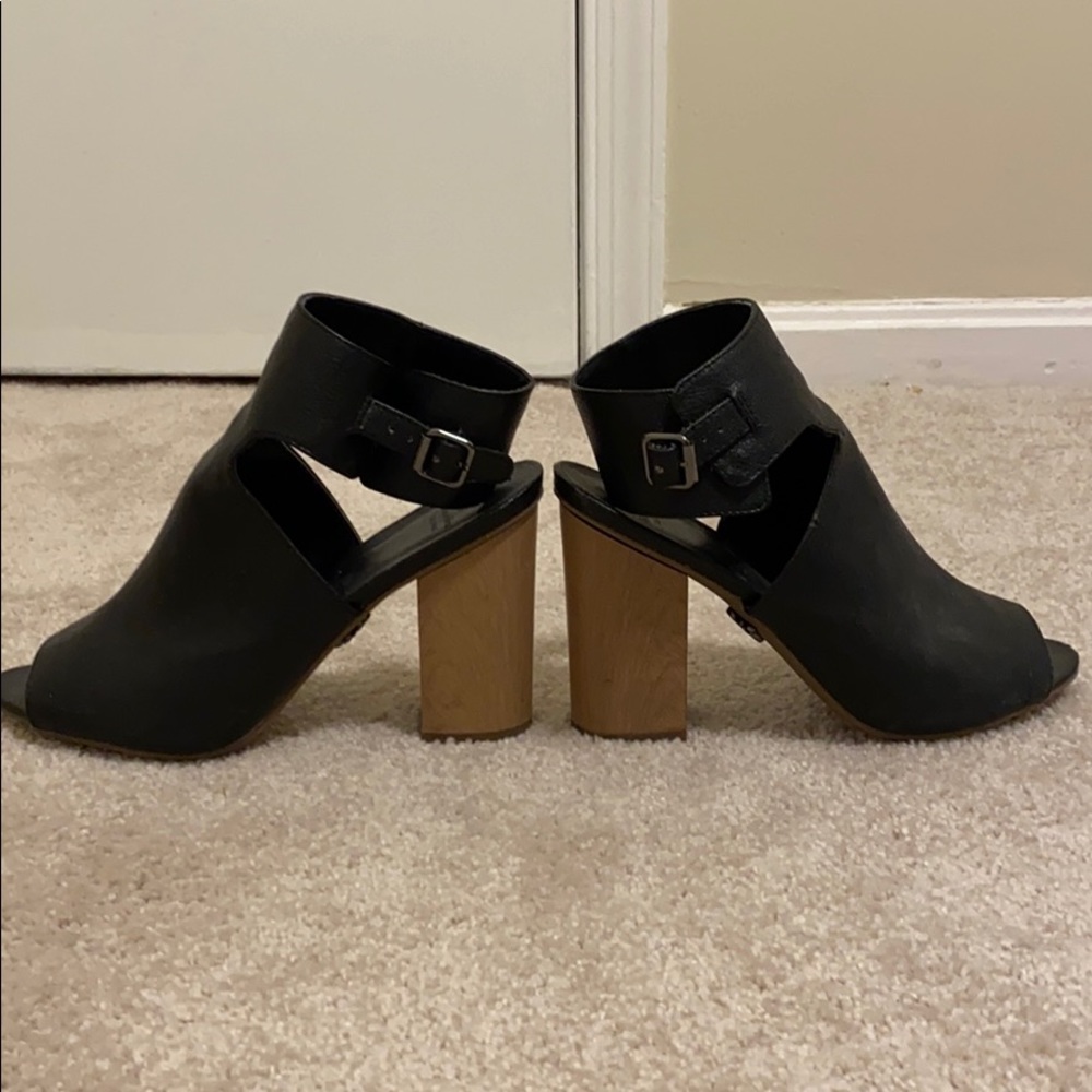 Simply Vera Vera Wang black foot covered heels